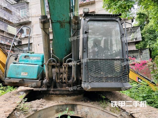 大臂油缸整体 竖拍（工作和回转装置）