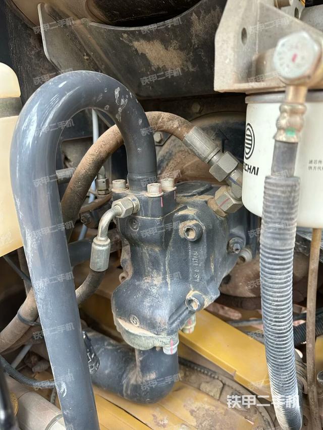 液压泵舱室正面整体（整机外观）