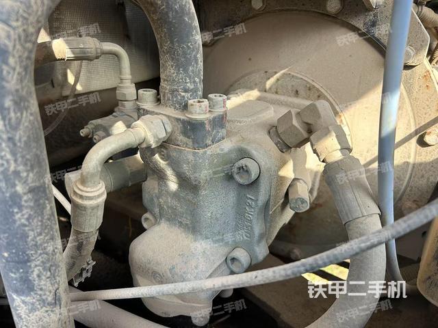 液压泵舱室正面整体（整机外观）