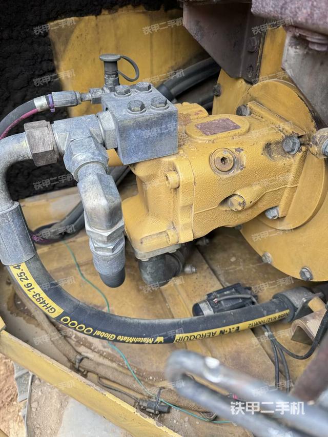 液压泵舱室正面整体（整机外观）