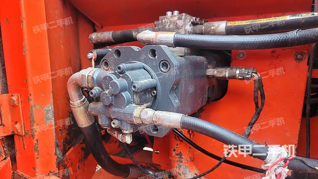 液压泵舱室正面整体（整机外观）