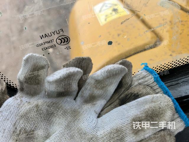 行走控制手柄和踏板?俯拍（駕駛室部分）