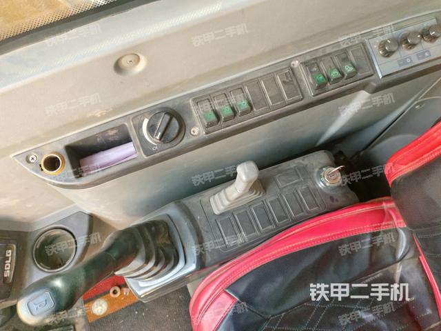 座椅右側控制臺/鑰匙門/油門/含右手柄(駕駛室部分) 座椅右側控制臺/鑰匙門/油門/含右手柄(駕駛室部分)