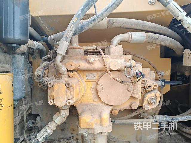 液壓泵艙室正面整體(整機外觀) 液壓泵艙室正面整體(整機外觀)