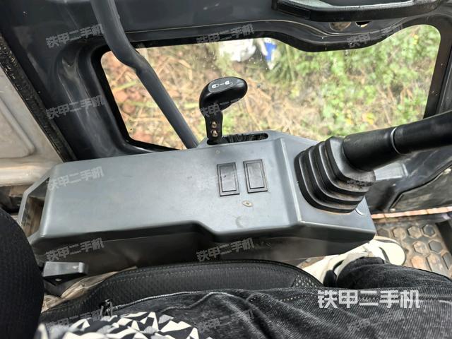 座椅右側(cè)控制臺(tái)/鑰匙門/油門/含右手柄（駕駛室部分）