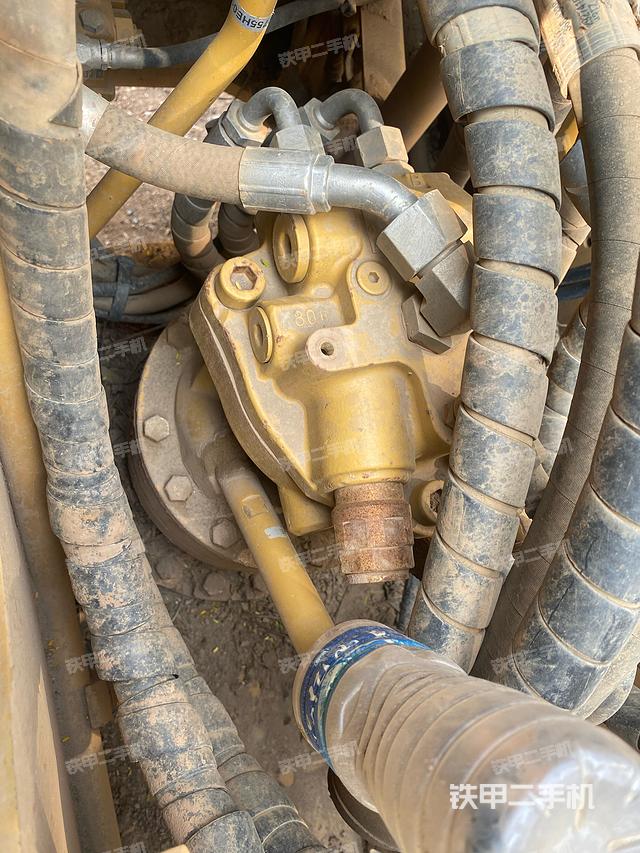 回转马达和主控阀（整机外观）