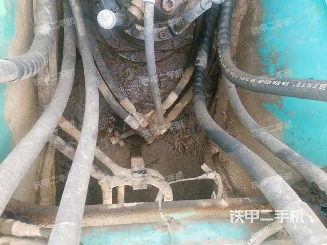 中央回轉(zhuǎn)接頭特寫（上車部件）