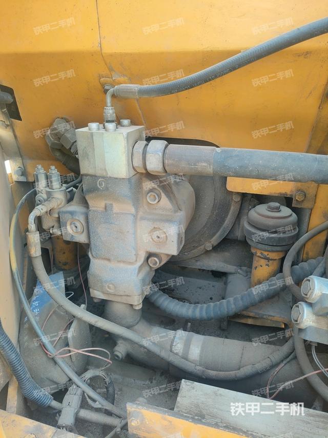 液壓泵艙室正面整體(整機外觀) 液壓泵艙室正面整體(整機外觀)