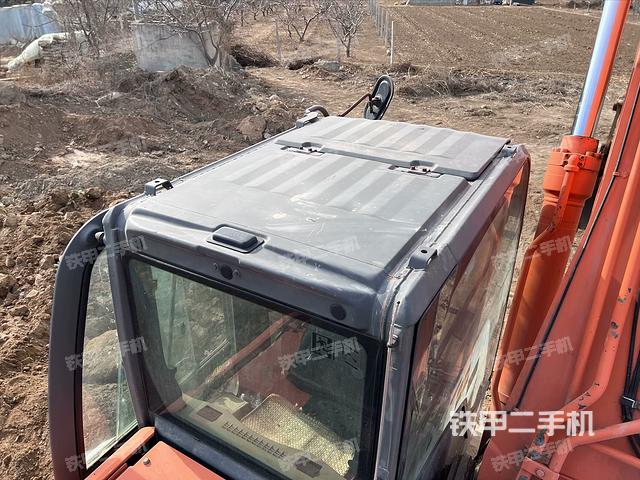 駕駛室頂部(整機(jī)外觀) 駕駛室頂部(整機(jī)外觀)