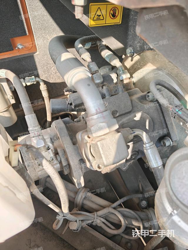 液壓泵艙室正面整體（整機外觀）