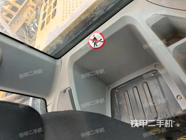 左后方玻璃角標(biāo)（駕駛室部分）