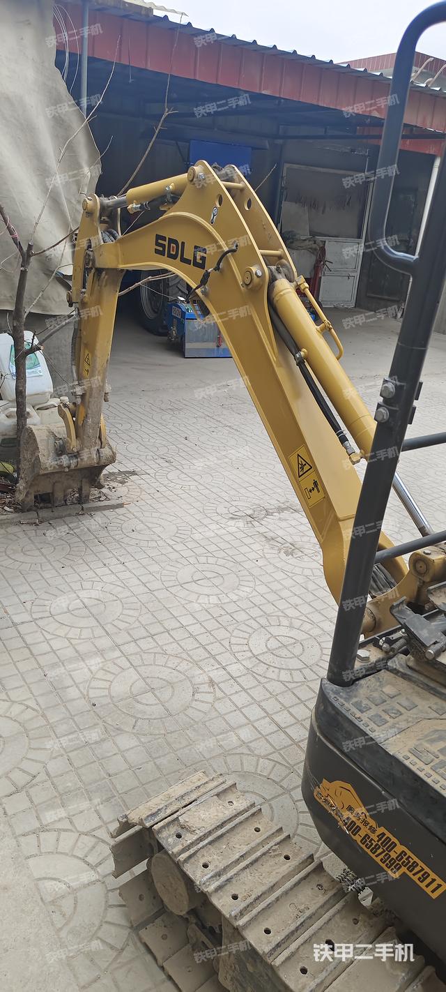 液压泵舱室正面整体（整机外观）