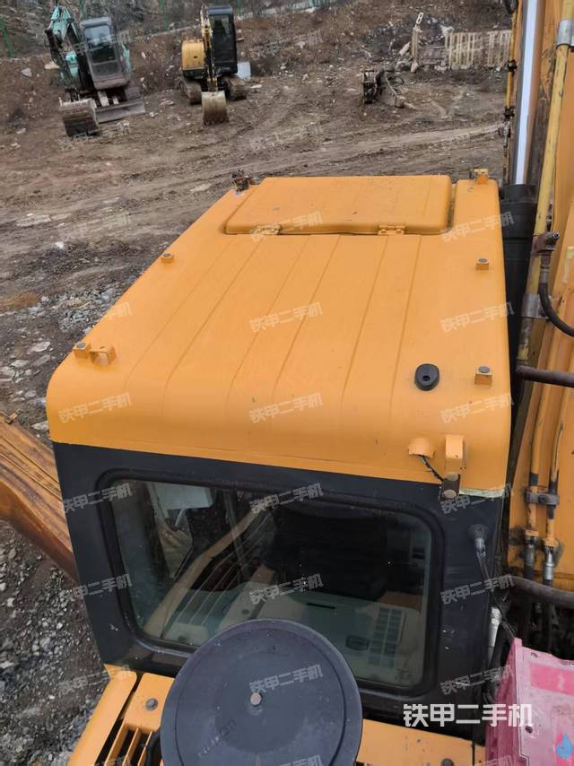 驾驶室顶部（整机外观）