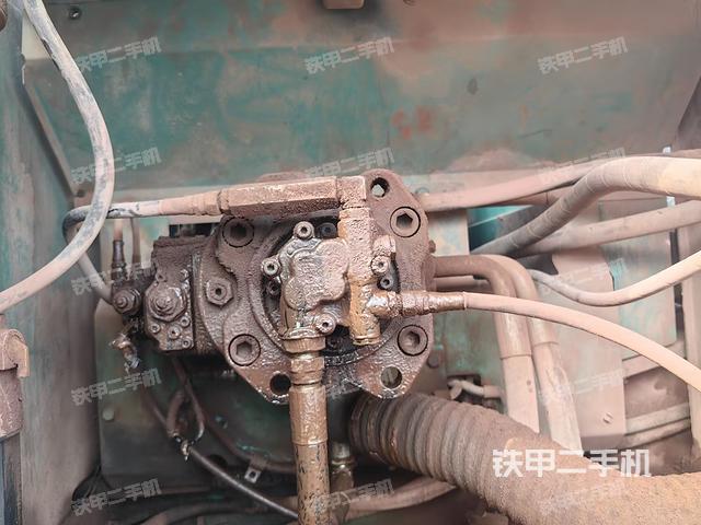 液压泵舱室正面整体（整机外观）