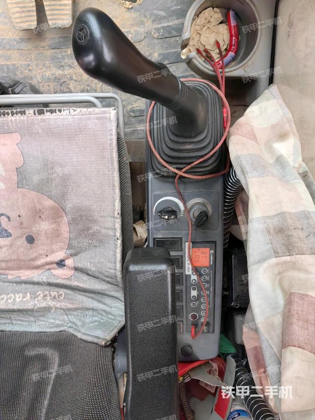 座椅左側(cè)控制臺/音響/含左手柄（駕駛室部分）