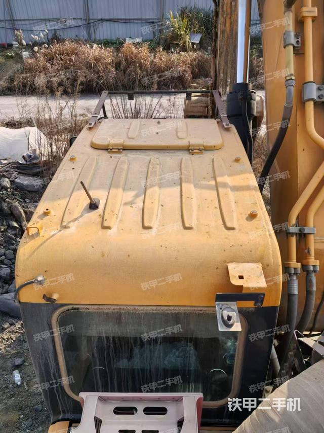 駕駛室頂部(整機(jī)外觀) 駕駛室頂部(整機(jī)外觀)