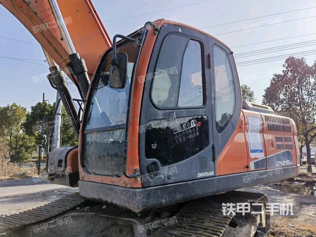駕駛室整體(整機(jī)外觀) 駕駛室整體(整機(jī)外觀)