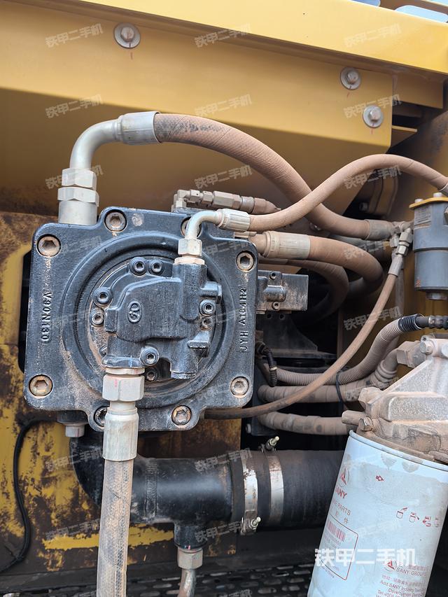 液压泵舱室正面整体（整机外观）