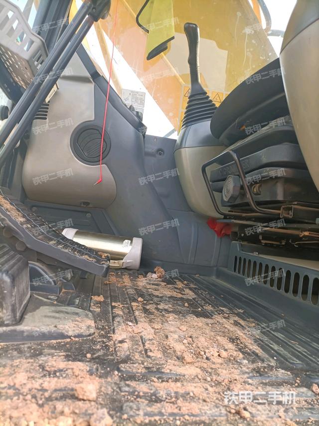 行走控制手柄和踏板?俯拍（駕駛室部分）