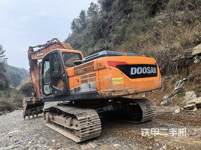 驾驶室顶部（整机外观）