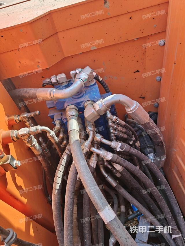 回轉(zhuǎn)馬達和主控閥（整機外觀）