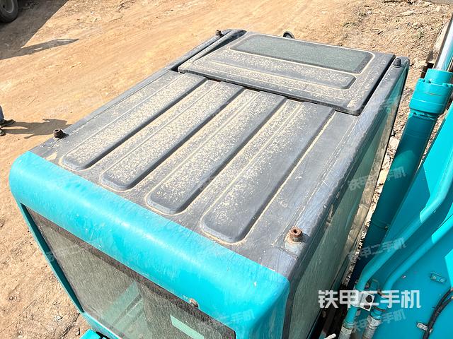 駕駛室頂部(整機(jī)外觀) 駕駛室頂部(整機(jī)外觀)
