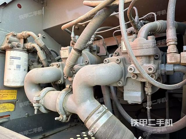 液壓泵艙室正面整體（整機外觀）