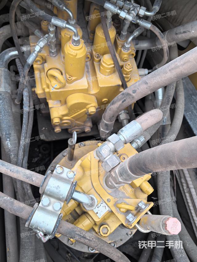 回转马达和主控阀（整机外观）