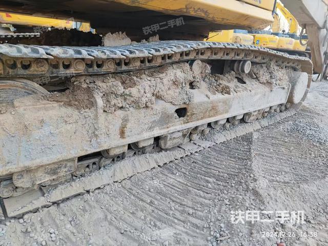 單側(cè)履帶整體(整機(jī)外觀) 單側(cè)履帶整體(整機(jī)外觀)