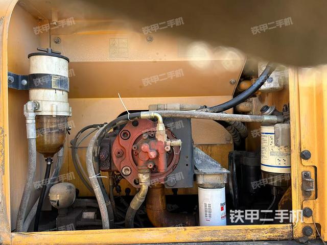 液压泵舱室正面整体（整机外观）