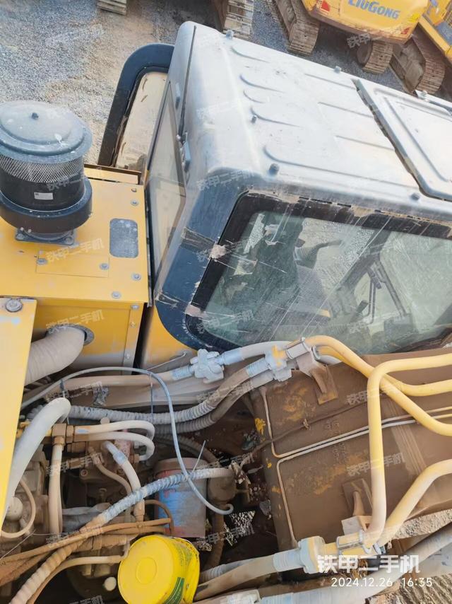 駕駛室頂部(整機(jī)外觀) 駕駛室頂部(整機(jī)外觀)