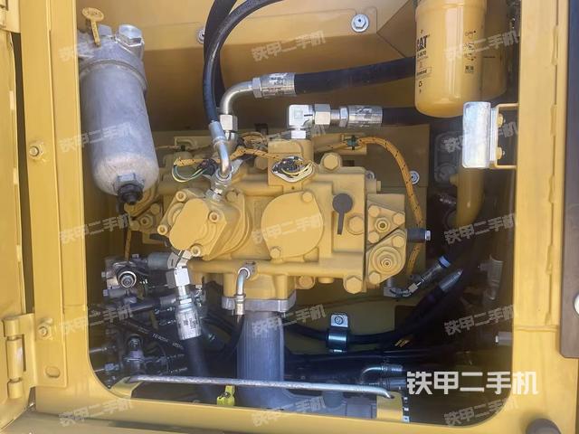 液压泵舱室正面整体（整机外观）