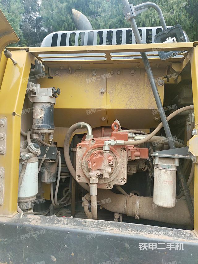 液压泵舱室正面整体（整机外观）