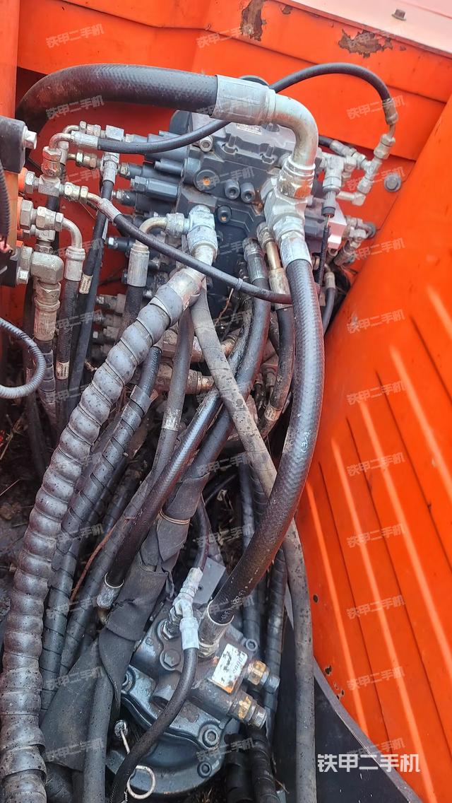 回转马达和主控阀（整机外观）