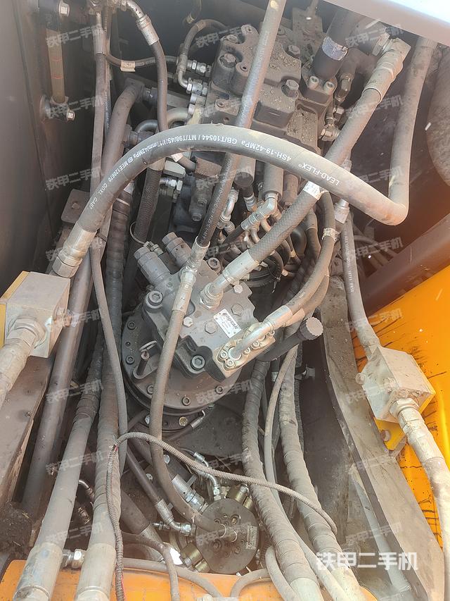 回转马达和主控阀（整机外观）