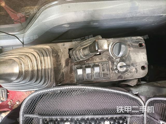 座椅右側(cè)控制臺(tái)/鑰匙門/油門/含右手柄（駕駛室部分）