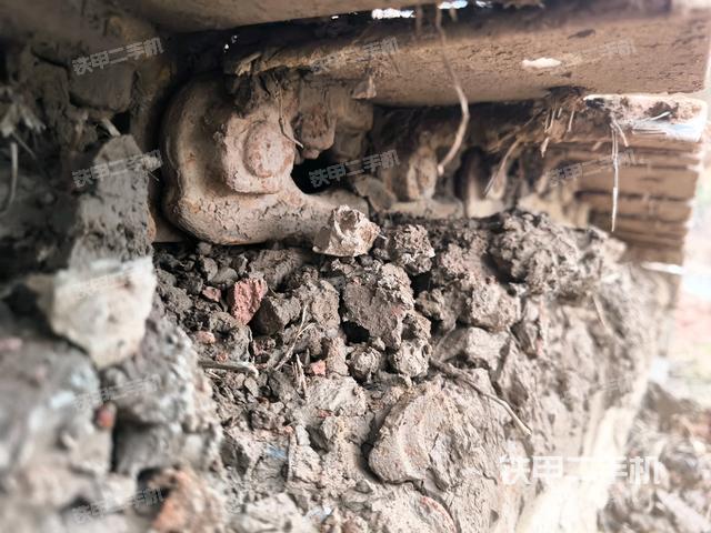 右驅(qū)動輪（行走機構(gòu)）