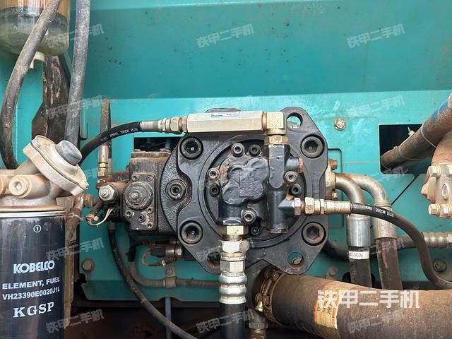 液压泵舱室正面整体（整机外观）