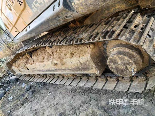 單側(cè)履帶整體(整機(jī)外觀) 單側(cè)履帶整體(整機(jī)外觀)