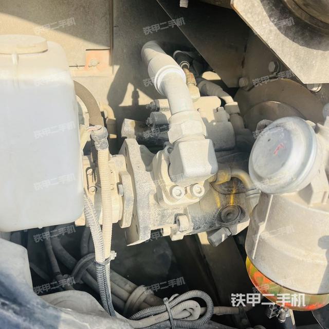 液壓泵艙室正面整體（整機外觀）