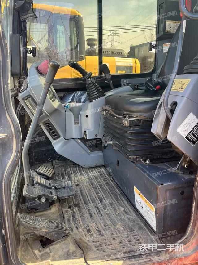 駕駛室整體(整機外觀) 駕駛室整體(整機外觀)