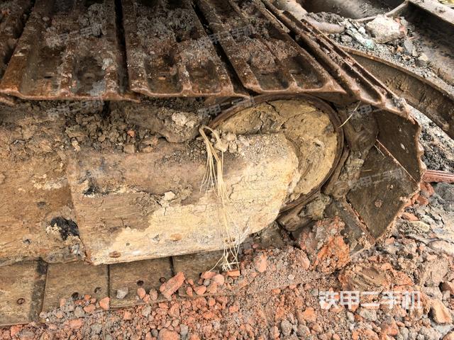 左驅(qū)動輪（行走機構(gòu)）