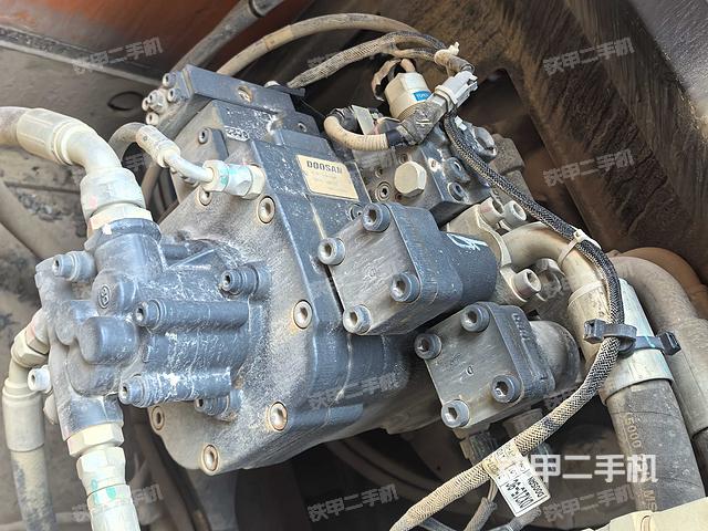 回转马达和主控阀（整机外观）