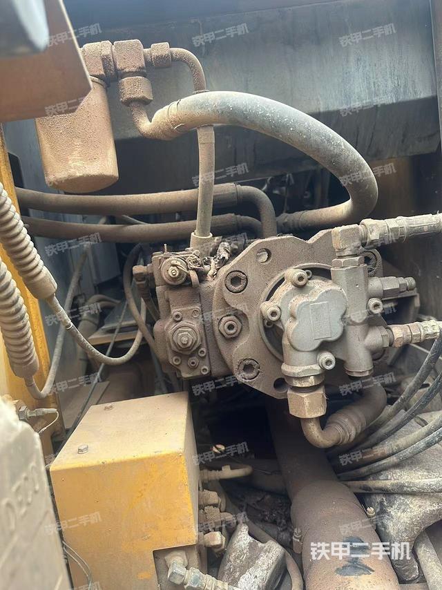 液压泵舱室正面整体（整机外观）