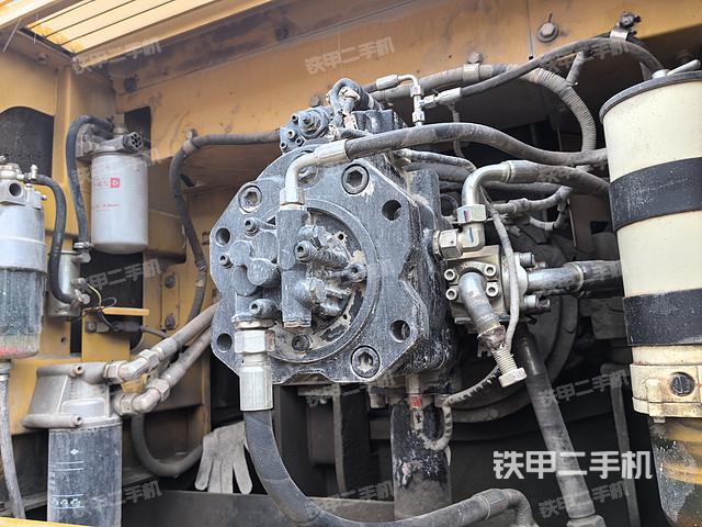 液压泵舱室正面整体（整机外观）