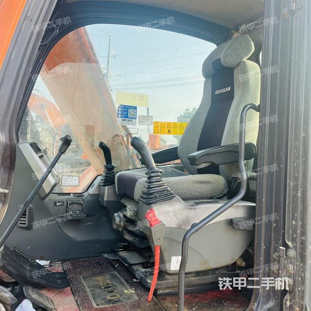 駕駛室整體（整機外觀）