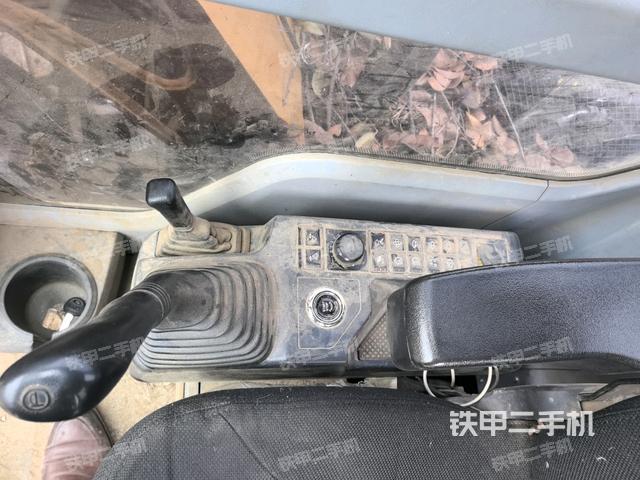 座椅右側控制臺/鑰匙門/油門/含右手柄（駕駛室部分）