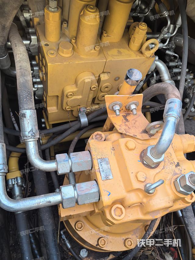 回转马达和主控阀（整机外观）