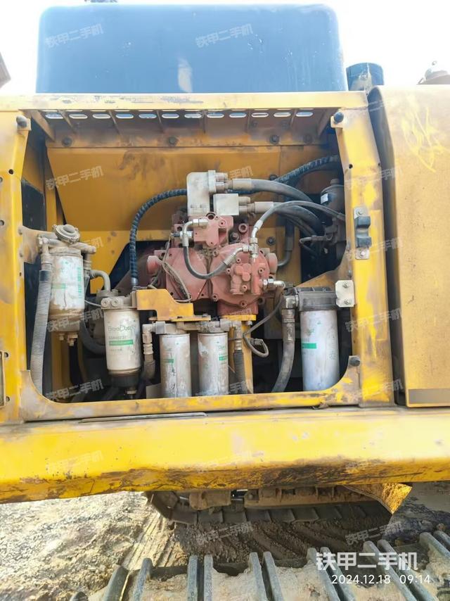 液壓泵艙室正面整體（整機(jī)外觀）