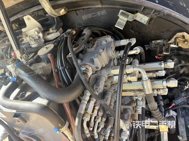 回轉馬達和主控閥(整機外觀) 回轉馬達和主控閥(整機外觀)